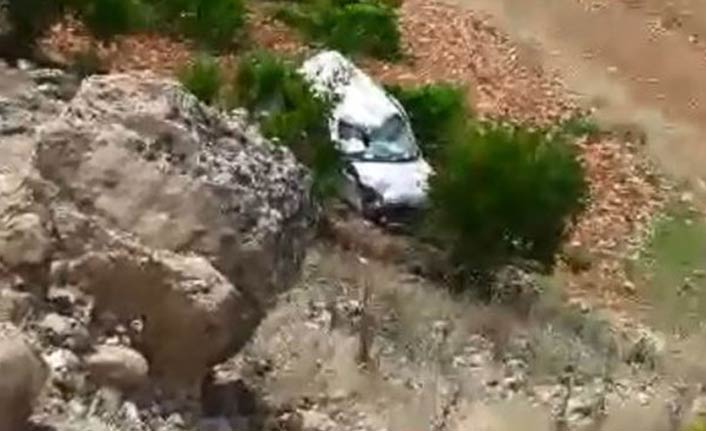 Araç devrildi, 2 kardeş öldü