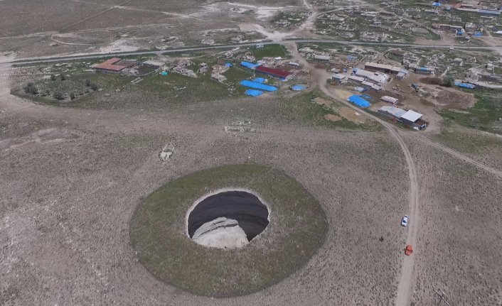 Dev obruklar, evleri tehdit ediyor 