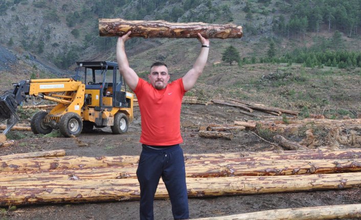 Bacağını koparan kütüklerle çalışıp halterde şampiyon oldu