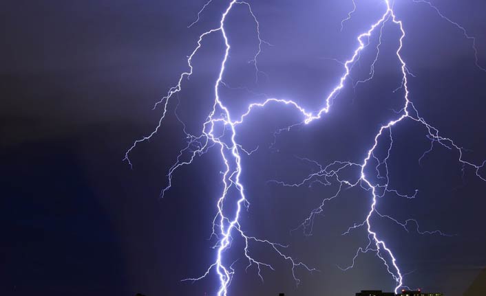 Korkutan olay: Yıldırım düştü...