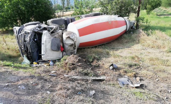 Beton mikseri devrildi: 2 yaralı 