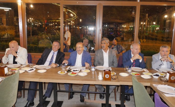 Gümrükçüoğlu'ndan sahurda basın buluşması