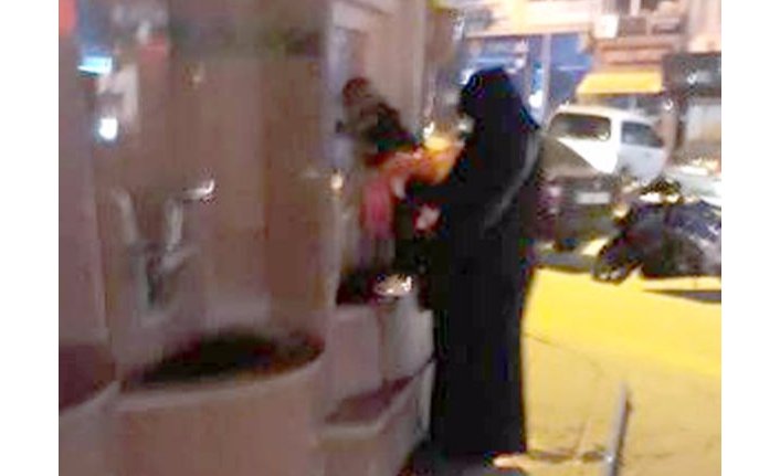 Çeşmeye çocuğunun tuvaletini yaptırdı, büyük tepki yağdı