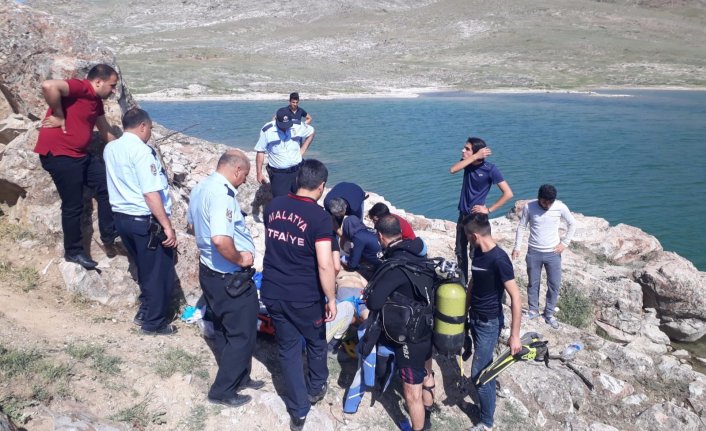 Serinlemek için girdiği gölette boğuldu 