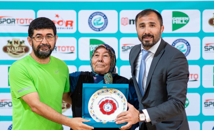 Torununu judoya yazdırmaya gitti, judo öğrendi