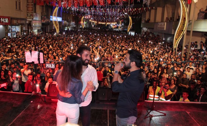 Yusuf Güney'in konserinde sürpriz evlilik teklifi