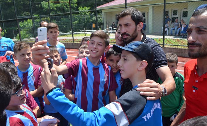 Fenerbahçeli futbolcu Trabzonspor futbol okulunu ziyaret etti