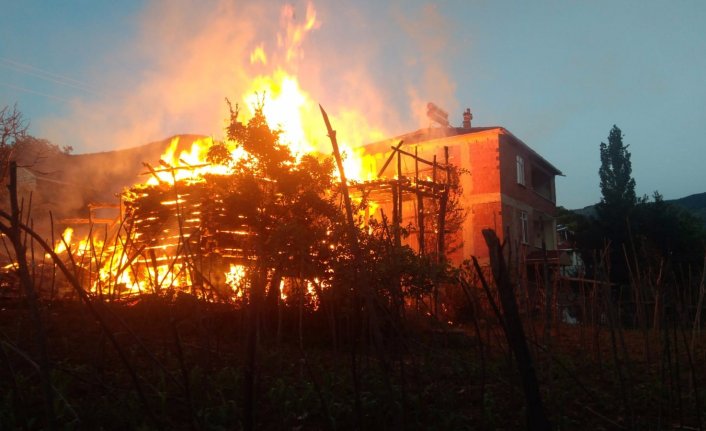 İki katlı ahşap bina cayır cayır yandı 