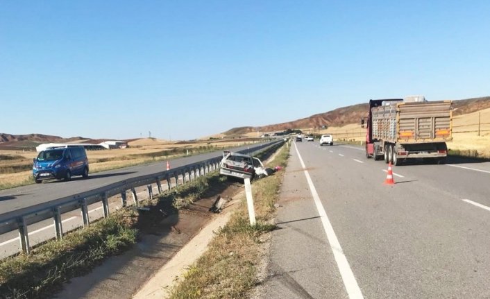 Otomobil su kanalına devrildi