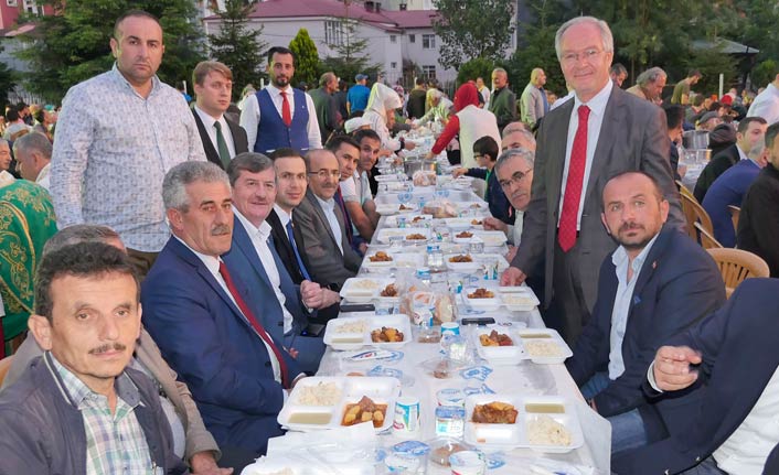 Başkan Gümrükçüoğlu Tonyalılar'la iftar yaptı