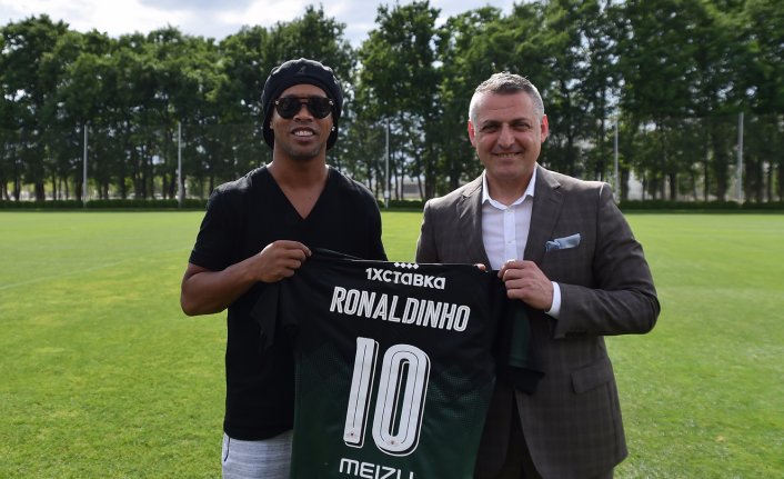 Ronaldinho'dan Türk yapımı stada ziyaret