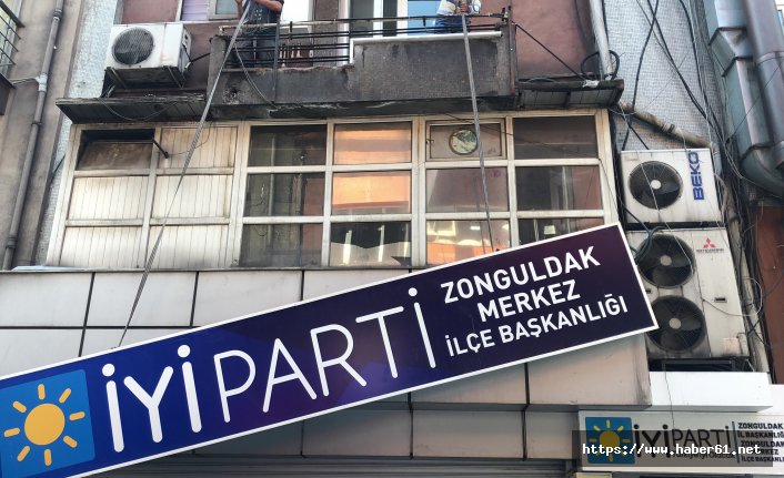 Paralarını alamayınca İYİ Parti tabelalarını indirdiler