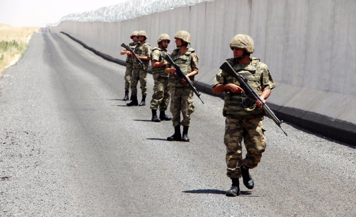 Askerin bayramda da eli tetikte, gözü sınırda