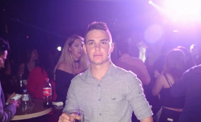 Kumar oynamasına kızan babasını dövdü, araya giren annesini bıçakladı