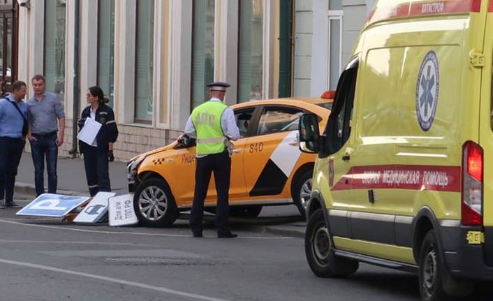 Taksi kalabalığın arasına daldı: 7 yaralı