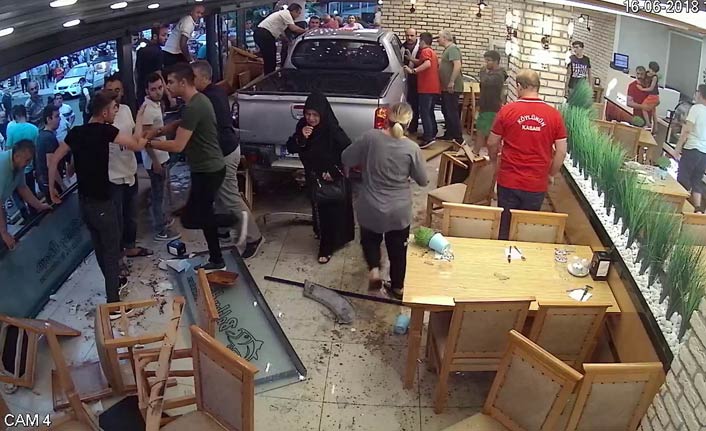 Kamyonet restorana daldı: 8 yaralı