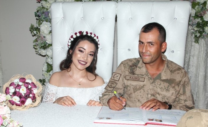 Nikahına askeri üniformasıyla geldi