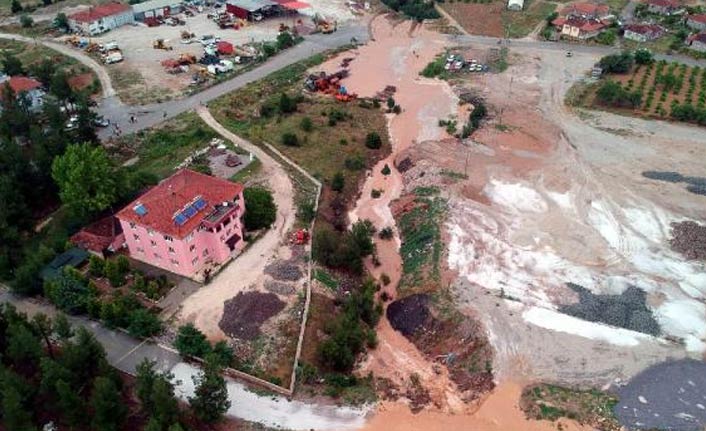 Yağmur yağdı, asfalt çöktü - Deniz haberleri