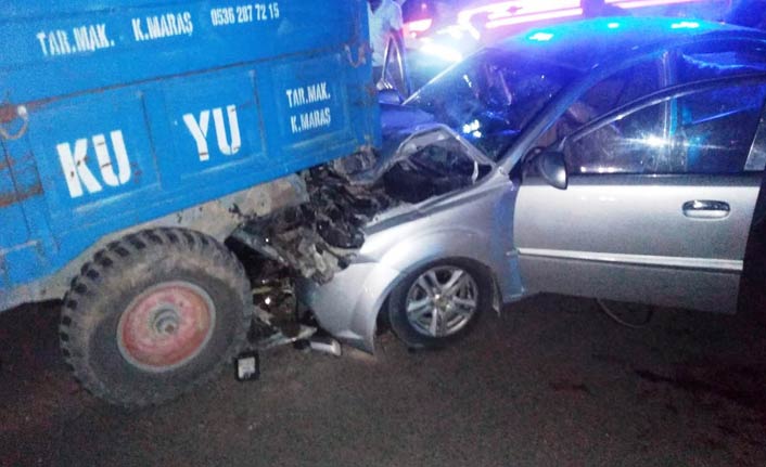 Otomobil traktör römorkuna çarptı: 5 yaralı