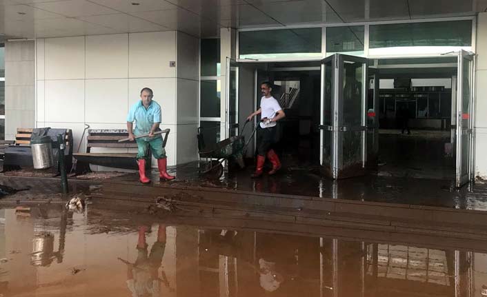 Yağmur yağdı hastaneyi su bastı