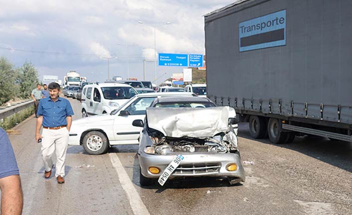 Zincirleme kaza: 11 araç birbirine girdi