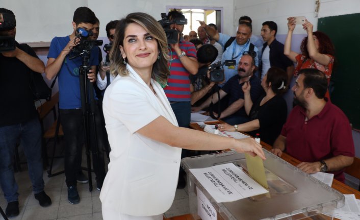 Cumhurbaşkanı adayı Demirtaş’ın eşi oyunu kullandı, eşini ziyarete gitti