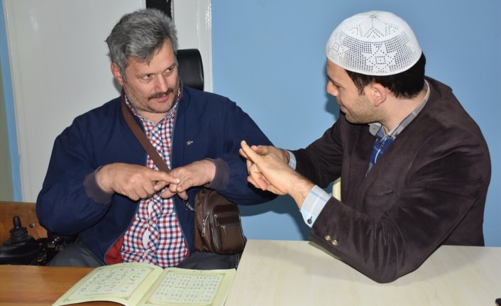 Bedensel engeli ibadet aşkına engel olamadı