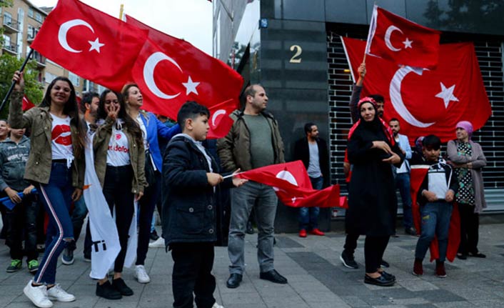 Hollanda'dan Türkler'e skandal yasak