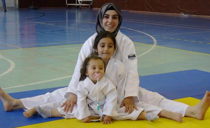 Judocu anne ve kızları