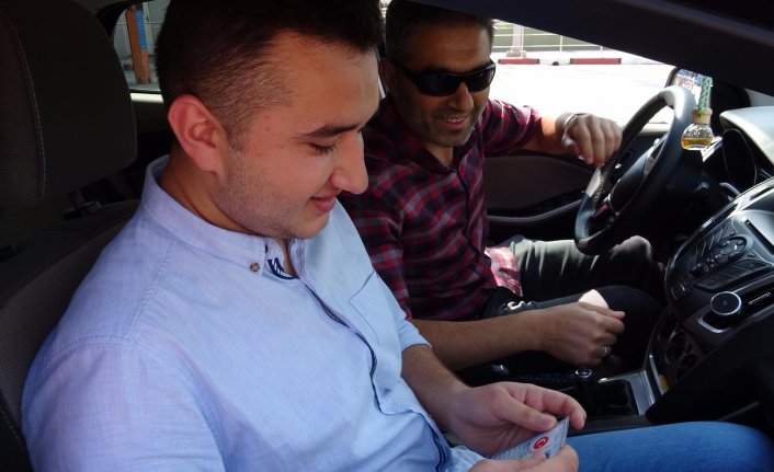 Ehliyeti ile YKS'ye giremeyen öğrencinin yardımına polis koştu