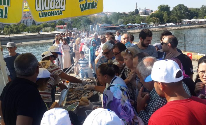 Bedava balık ekmek izdihamı 