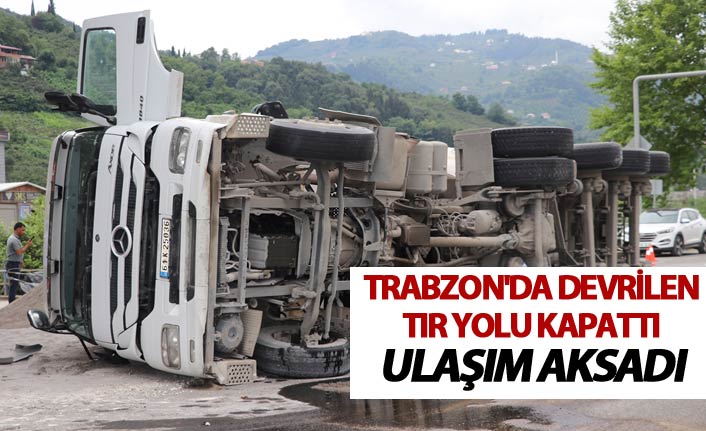 Trabzon'da devrilen tır yolu kapattı