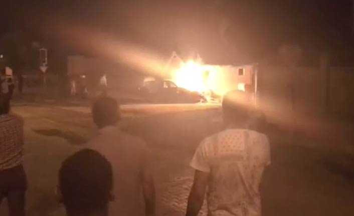 Kaza yapan otomobil alev aldı: 4 yaralı