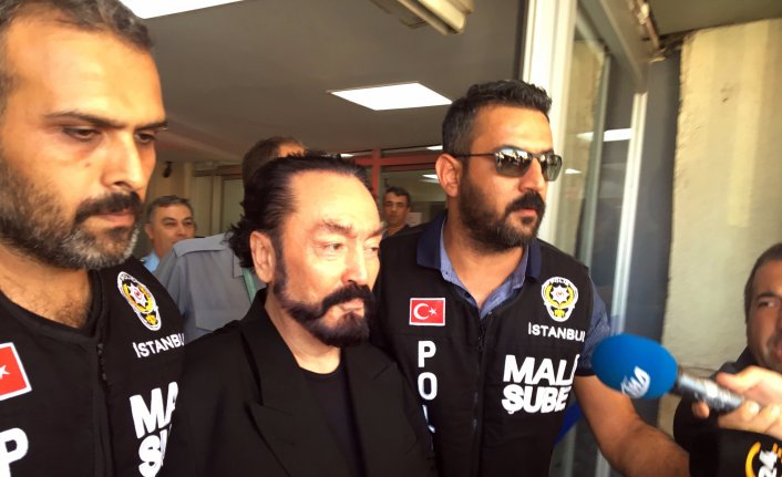 Adnan Oktar'ı beddualarla karşıladılar