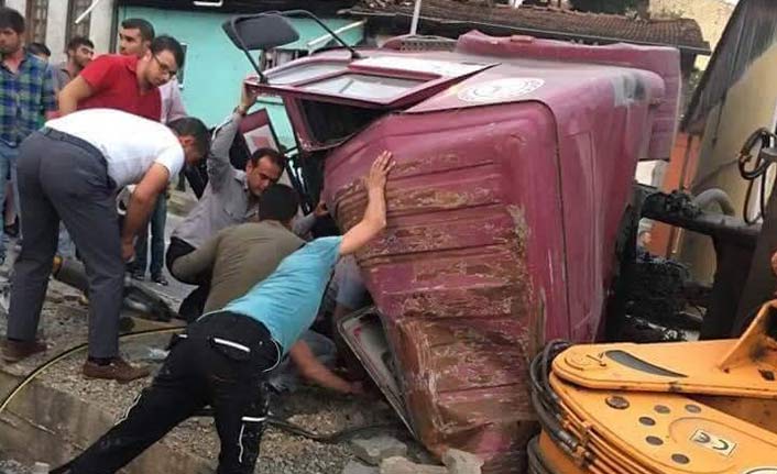 Kontrolden çıkan vinç, iki araca çarparak durabildi: 4 yaralı 