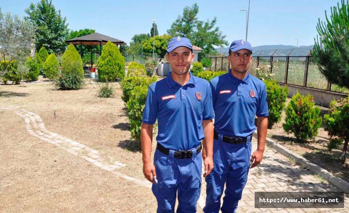 İkizler, ana kucağında da asker ocağında da birlikte