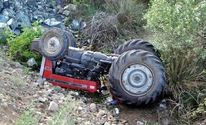 Traktör şarampole devrildi: 3 ölü