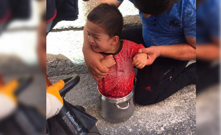 Küçük çocuk düdüklü tencereye sıkıştı