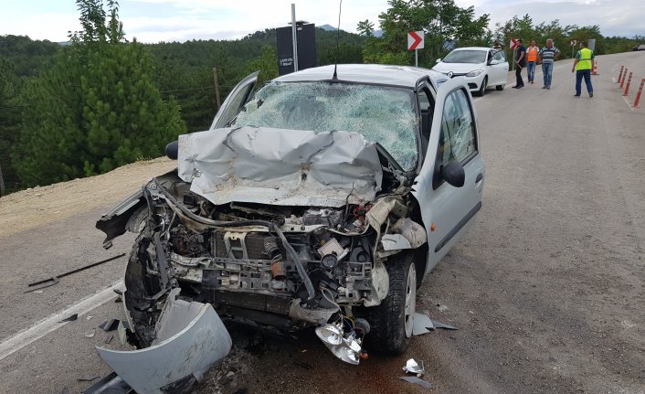 Otomobil kamyona çarptı: 2 yaralı 