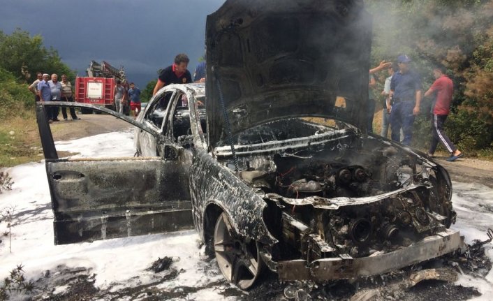 Alev alev yanan otomobil küle döndü 