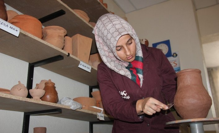 Çamura şekil vererek meslek öğreniyor