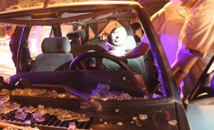 Bariyerlere çarptı hurdaya döndü