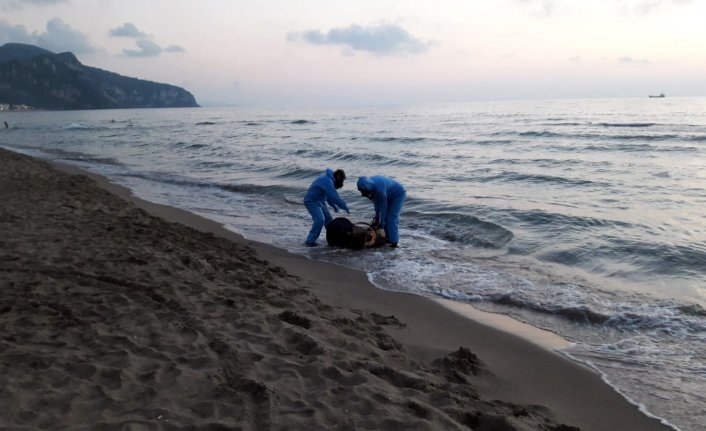 Sahile vuran varil ekipleri alarma geçirdi 