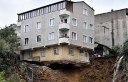 Boşaltılan bina çöktü