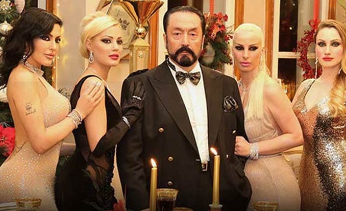 Adnan Oktar'ın kediciklerinin kullandığı o ayrıntı dikkat çekti.
