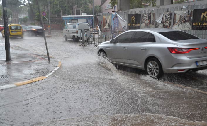 Balıkesir'de sağanak yağış hayatı felç etti