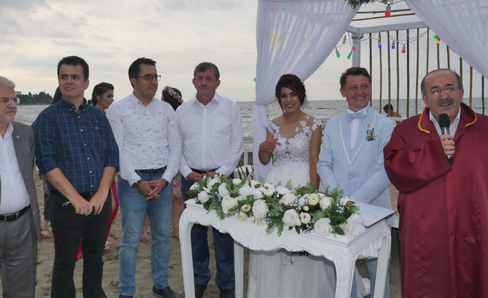 Trabzon'da mutluluğa kumsalda adım attılar