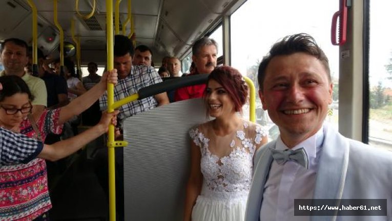 Düğünlerine belediye otobüsü ile giden çift ilgi odağı oldu