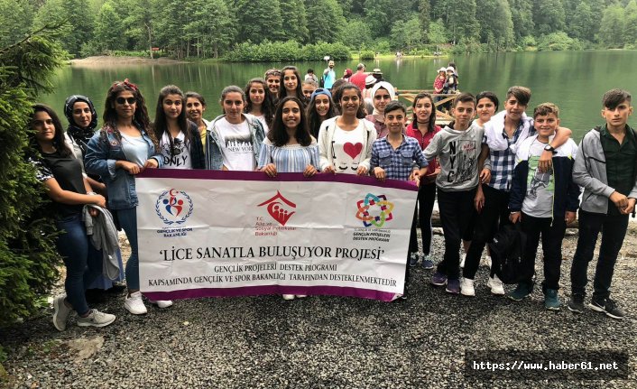 Liceli çocuklar Karadeniz turunda