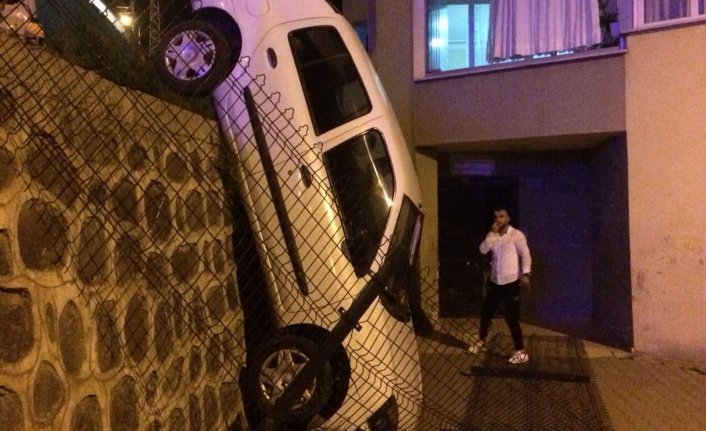 Trabzon’da talihsiz kaza! Duvarda asılı kaldı